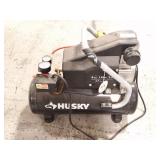 HUSKY 4 GALLON AIR COMPRESSOR- WITH HOSE