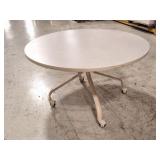 ROUND TABLE WITH WHEELS