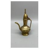 Antique Arabian brass tea pot

5.75" x 3.75"