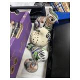FIGURINES