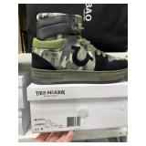 SZ 9.5 TRUE RELIGION CAMO SHOES
