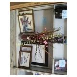 CONTENT OF SHELF: ROOM DECORATIONS