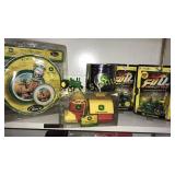 GROUPED LOT OF JOHN DEERE COLLECTIBLES