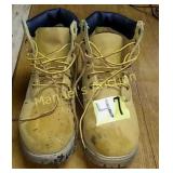 PRE-OWNED SIZE 10  OZARK TRAIL BOOTS