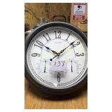 ACURITE 18" INDOOR/OUTDOOR 
CLOCK WITH HUMIDITY