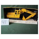 1/16 ERTL John Deere Excavator True digging action