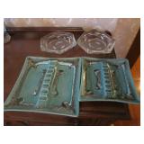4 ashtrays