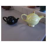 2 teapots incl:hall