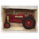 ERTL Farmall 350 Tractor. Die cast. 1/16 Scale.