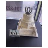 Horseshoe display wedding cake