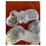 6 assorted plastic baking forms