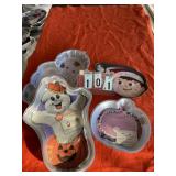 4 assorted cake pans