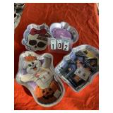 4 assorted cake pans