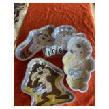 4 assorted cake pans