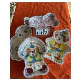 4 assorted cake pans