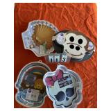 4 assorted cake pans