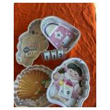 4 assorted cake pans