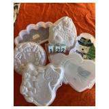 4 plastic baking forms