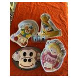 4 assorted cake decorating pans