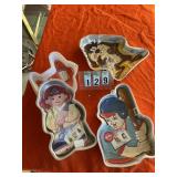 4 assorted cake pans