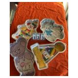 4 assorted cake decorating pans