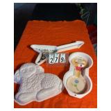 3 assorted plastic baking pans