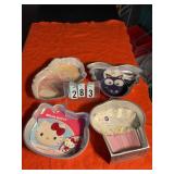 4 assorted cake decorating pans