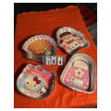 4 assorted cake decorating pans