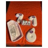 4 plastic baking pans