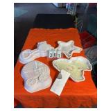 6 assorted plastic cake baking pans