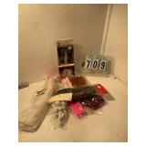 Assorted decorating items