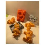 6 assorted jello molds