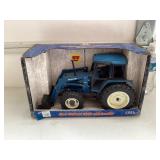 ERTL New Holland 7840 w/Loader