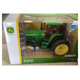 John Deere 1:16 ERTL Prestige Collection 8300