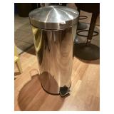 Metal Trashcan w/Step
