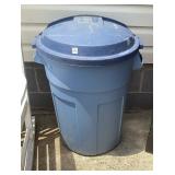 Rubbermaid 32 gal Trashcan w/Lid