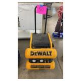 DEWALT 4 GALLON ROLLING AIR COMPRESSOR DEWALT 4 GALLON ROLLING AIR COMPRESSOR