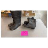2 RUBBER BOOTS - SIZE 11 & 12 2 RUBBER BOOTS - SIZE 11 & 12