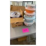 5 BOWLS W/ LIDS & CHINET PLATES 5 BOWLS W/ LIDS & CHINET PLATES