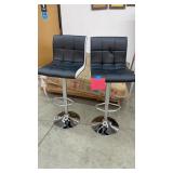 2 BAR STOOLS