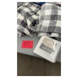 4PC QUEEN SHEET SET & 2 THROW BLANKETS