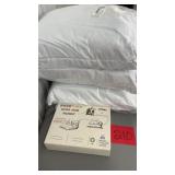 4 STANDARD/QUEEN BED PILLOWS & 1 FULL SHEET SET