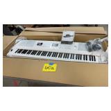 NEW YAMAHA DGX-670WH DIGITAL PIANO IN BOX