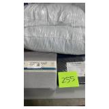 2 PILLOWS, & 2 TWIN SHEET SETS