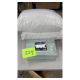 2 PILLOWS, 1 SERTA FULL SIZE SHEET SET