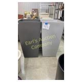 LOT OF 2 TALL SQUARE PLASTIC PLANTERS LOT OF 2 TALL SQUARE PLASTIC PLANTERS