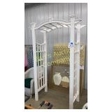 WHITE PLASTIC ARBOR WHITE PLASTIC ARBOR