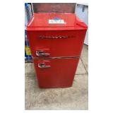 FRIGIDAIRE 3.2 cu ft RETRO MINI FRIDGE W/ FREEZER FRIGIDAIRE 3.2 cu ft RETRO MINI FRIDGE W/ FREEZER