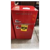 FRIGIDAIRE 3.2 cu ft RETRO MINI FRIDGE W/ FREEZER FRIGIDAIRE 3.2 cu ft RETRO MINI FRIDGE W/ FREEZER