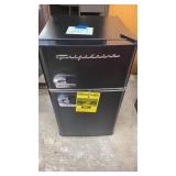 FRIGIDAIRE 3.2 cu ft RETRO MINI FRIDGE W/ FREEZER FRIGIDAIRE 3.2 cu ft RETRO MINI FRIDGE W/ FREEZER